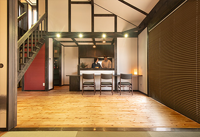 お茶会を楽しむ日本旅館のような風情あるひのきの家